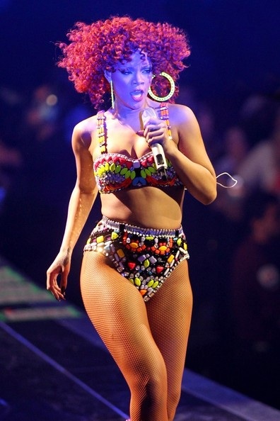 Rihanna gợi cảm trên sân khấu - 1