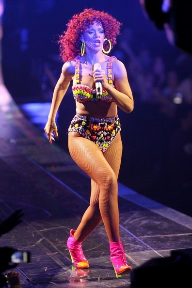 Rihanna gợi cảm trên sân khấu - 10