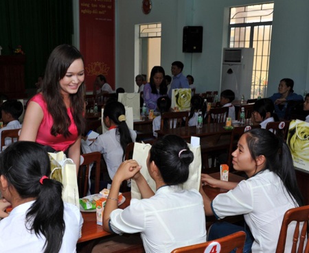 Hoa hậu Diễm Hương tới Cam Ranh làm từ thiện - 5 Hoa hậu Diễm Hương tới Cam Ranh làm từ thiện - 5
