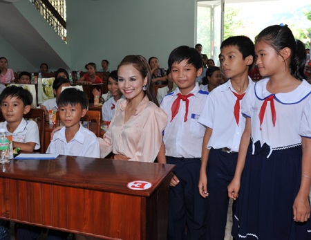 Hoa hậu Diễm Hương tới Cam Ranh làm từ thiện - 7 Hoa hậu Diễm Hương tới Cam Ranh làm từ thiện - 7
