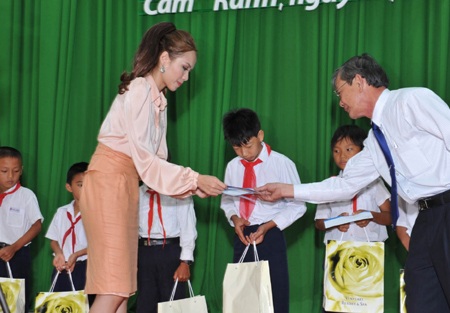 Hoa hậu Diễm Hương tới Cam Ranh làm từ thiện - 9 Hoa hậu Diễm Hương tới Cam Ranh làm từ thiện - 9