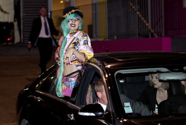 Lady Gaga tiếp tục gu thời trang “kinh dị” tại Pháp - 7 Lady Gaga tiếp tục gu thời trang “kinh dị” tại Pháp - 7