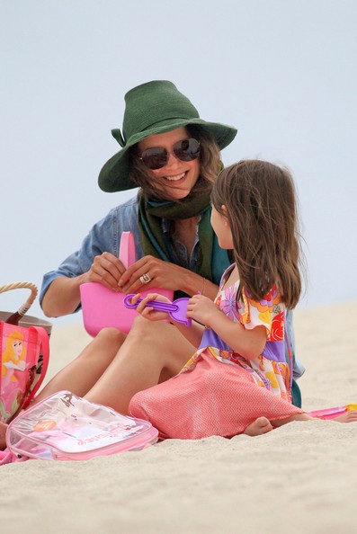 Mẹ con Katie Holmes vui chơi ở biển - 3 Mẹ con Katie Holmes vui chơi ở biển - 3