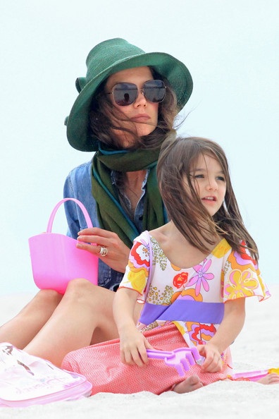Mẹ con Katie Holmes vui chơi ở biển - 4 Mẹ con Katie Holmes vui chơi ở biển - 4