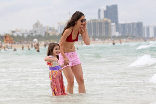Mẹ con Katie Holmes vui chơi ở biển - 10 Mẹ con Katie Holmes vui chơi ở biển - 10