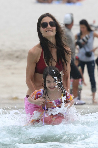Mẹ con Katie Holmes vui chơi ở biển - 14 Mẹ con Katie Holmes vui chơi ở biển - 14