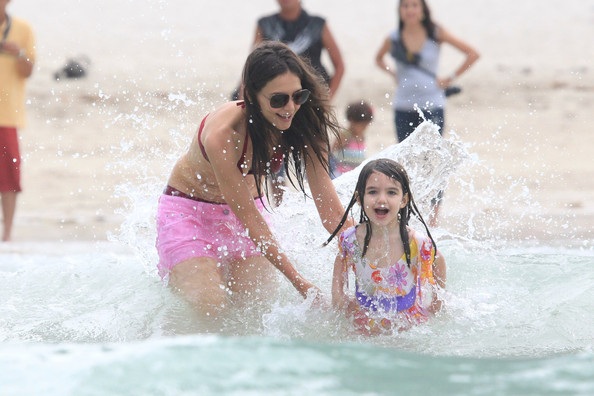 Mẹ con Katie Holmes vui chơi ở biển - 15 Mẹ con Katie Holmes vui chơi ở biển - 15