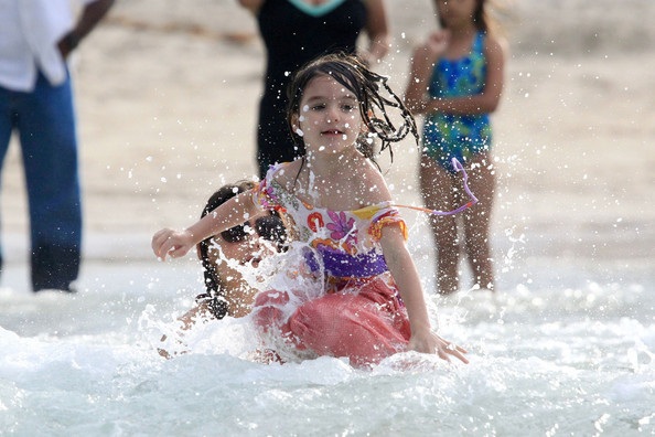 Mẹ con Katie Holmes vui chơi ở biển - 17 Mẹ con Katie Holmes vui chơi ở biển - 17
