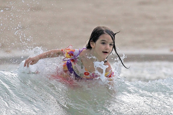 Mẹ con Katie Holmes vui chơi ở biển - 24 Mẹ con Katie Holmes vui chơi ở biển - 24