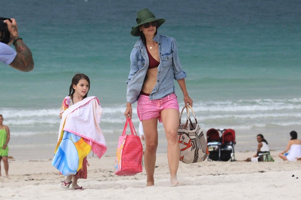 Mẹ con Katie Holmes vui chơi ở biển - 26 Mẹ con Katie Holmes vui chơi ở biển - 26