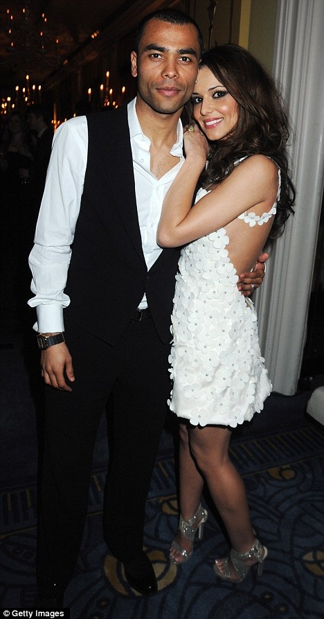 Cheryl Cole thừa nhận với bạn vẫn còn yêu chồng cũ - 1 Cheryl Cole thừa nhận với bạn vẫn còn yêu chồng cũ - 1