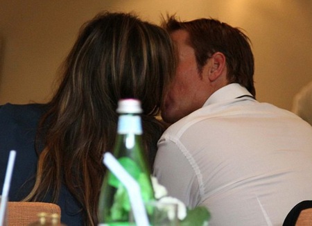 Liz Hurley đỏ mặt vì trượt chân suýt ngã - 6