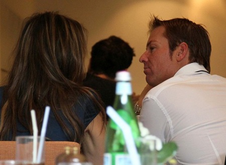 Liz Hurley đỏ mặt vì trượt chân suýt ngã - 7