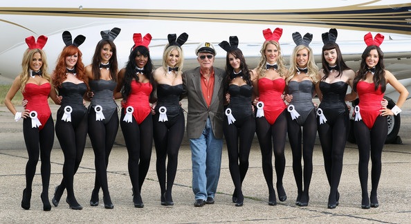 Ông trùm Playboy vui vẻ bên các người đẹp - 1 Ông trùm Playboy vui vẻ bên các người đẹp - 1