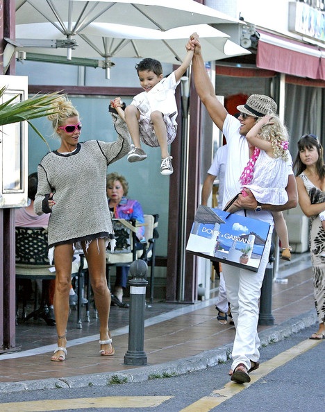 Siêu mẫu ngực bự hạnh phúc bên bồ trẻ - 1 Siêu mẫu ngực bự hạnh phúc bên bồ trẻ - 1