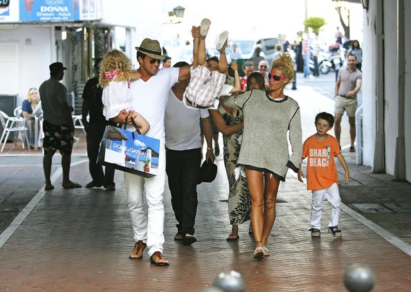 Siêu mẫu ngực bự hạnh phúc bên bồ trẻ - 2 Siêu mẫu ngực bự hạnh phúc bên bồ trẻ - 2