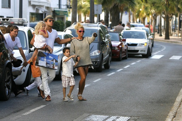 Siêu mẫu ngực bự hạnh phúc bên bồ trẻ - 3 Siêu mẫu ngực bự hạnh phúc bên bồ trẻ - 3