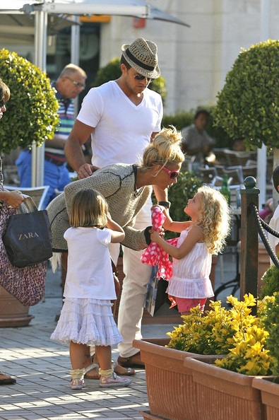 Siêu mẫu ngực bự hạnh phúc bên bồ trẻ - 4 Siêu mẫu ngực bự hạnh phúc bên bồ trẻ - 4