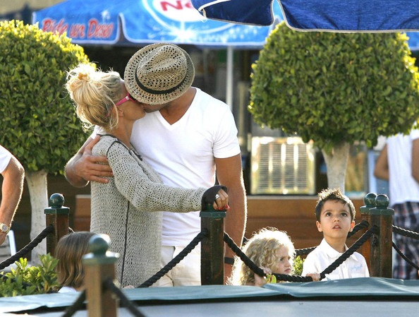 Siêu mẫu ngực bự hạnh phúc bên bồ trẻ - 17 Siêu mẫu ngực bự hạnh phúc bên bồ trẻ - 17