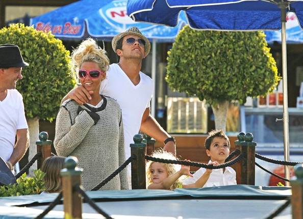 Siêu mẫu ngực bự hạnh phúc bên bồ trẻ - 5 Siêu mẫu ngực bự hạnh phúc bên bồ trẻ - 5