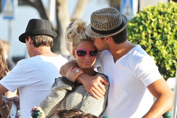 Siêu mẫu ngực bự hạnh phúc bên bồ trẻ - 16 Siêu mẫu ngực bự hạnh phúc bên bồ trẻ - 16