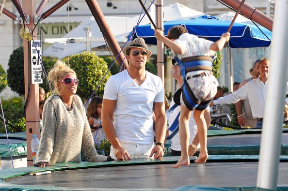 Siêu mẫu ngực bự hạnh phúc bên bồ trẻ - 7 Siêu mẫu ngực bự hạnh phúc bên bồ trẻ - 7