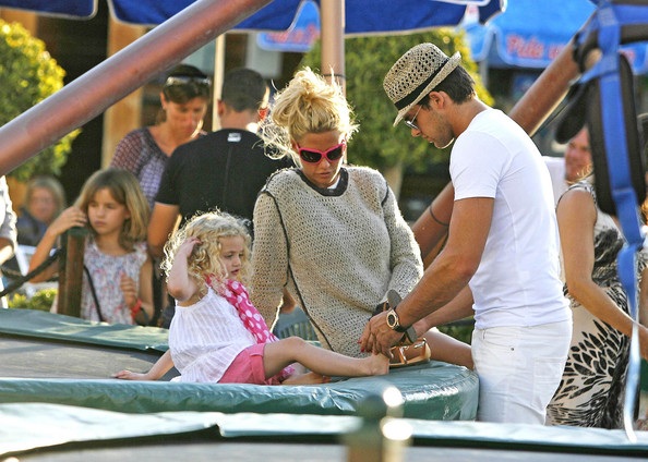 Siêu mẫu ngực bự hạnh phúc bên bồ trẻ - 9 Siêu mẫu ngực bự hạnh phúc bên bồ trẻ - 9