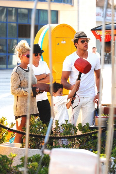 Siêu mẫu ngực bự hạnh phúc bên bồ trẻ - 12 Siêu mẫu ngực bự hạnh phúc bên bồ trẻ - 12