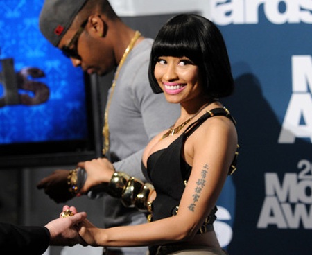 Nicki Minaj khoe ngực “khủng” tại MTV Movie Awards - 4 Nicki Minaj khoe ngực “khủng” tại MTV Movie Awards - 4