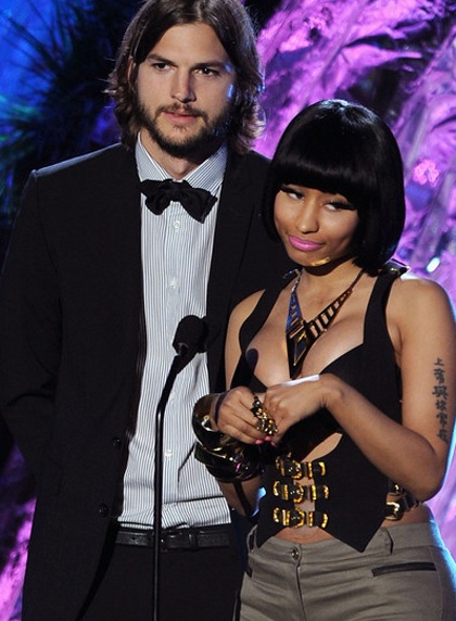 Nicki Minaj khoe ngực “khủng” tại MTV Movie Awards - 7 Nicki Minaj khoe ngực “khủng” tại MTV Movie Awards - 7