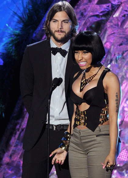Nicki Minaj khoe ngực “khủng” tại MTV Movie Awards - 8 Nicki Minaj khoe ngực “khủng” tại MTV Movie Awards - 8