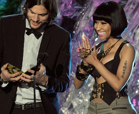 Nicki Minaj khoe ngực “khủng” tại MTV Movie Awards - 9 Nicki Minaj khoe ngực “khủng” tại MTV Movie Awards - 9