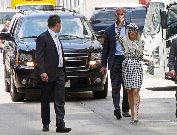 Lady Gaga phủ vải lên kính mắt - 2