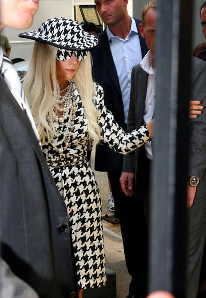 Lady Gaga phủ vải lên kính mắt - 3