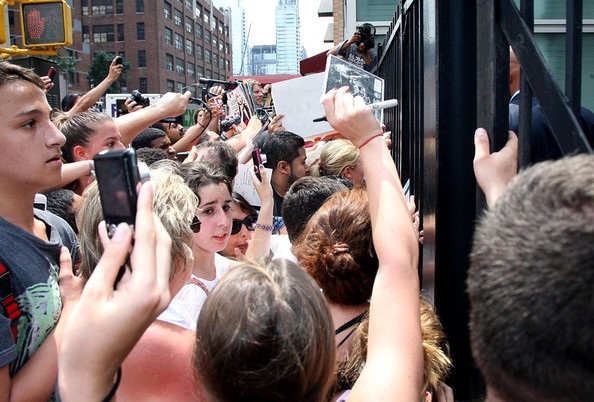 Lady Gaga phủ vải lên kính mắt - 7