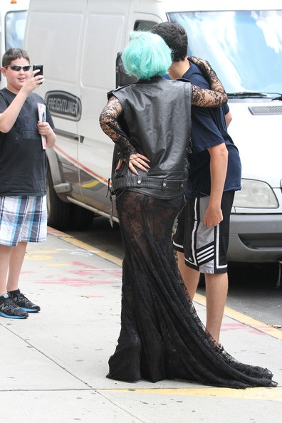 Lady Gaga phủ vải lên kính mắt - 11