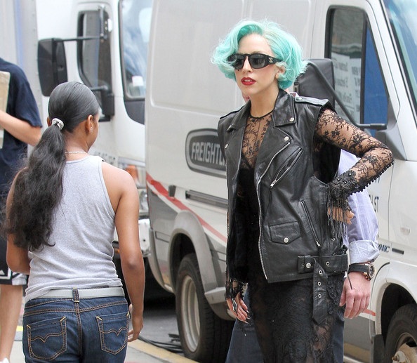 Lady Gaga phủ vải lên kính mắt - 12