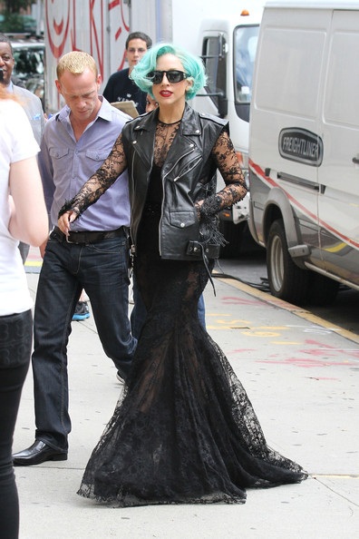 Lady Gaga phủ vải lên kính mắt - 13