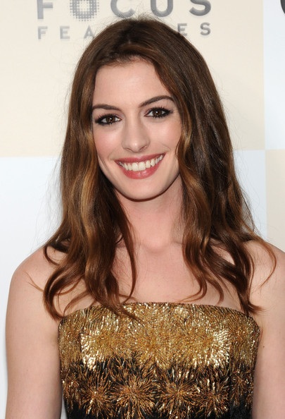 Anne Hathaway “lộ” eo siêu nhỏ - 3 Anne Hathaway “lộ” eo siêu nhỏ - 3