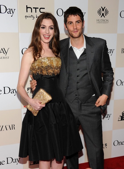 Anne Hathaway “lộ” eo siêu nhỏ - 8 Anne Hathaway “lộ” eo siêu nhỏ - 8