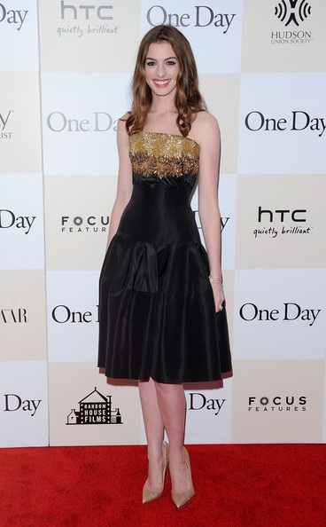 Anne Hathaway “lộ” eo siêu nhỏ - 10 Anne Hathaway “lộ” eo siêu nhỏ - 10