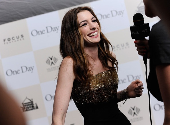 Anne Hathaway “lộ” eo siêu nhỏ - 15 Anne Hathaway “lộ” eo siêu nhỏ - 15