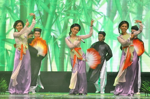 Ba chị em Cẩm Ly hội ngộ trên sân khấu - 1 Ba chị em Cẩm Ly hội ngộ trên sân khấu - 1