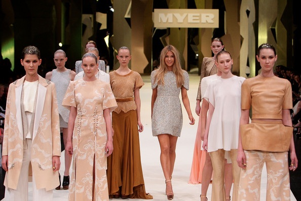 Cựu Hoa hậu Hoàn vũ rạng ngời trên sàn catwalk - 1