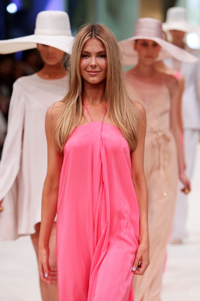 Cựu Hoa hậu Hoàn vũ rạng ngời trên sàn catwalk - 2