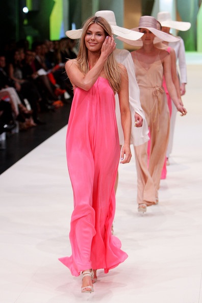 Cựu Hoa hậu Hoàn vũ rạng ngời trên sàn catwalk - 4