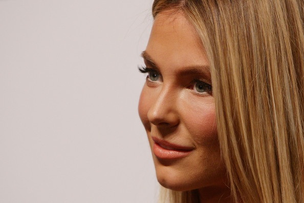 Cựu Hoa hậu Hoàn vũ rạng ngời trên sàn catwalk - 17