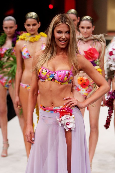 Cựu Hoa hậu Hoàn vũ rạng ngời trên sàn catwalk - 7