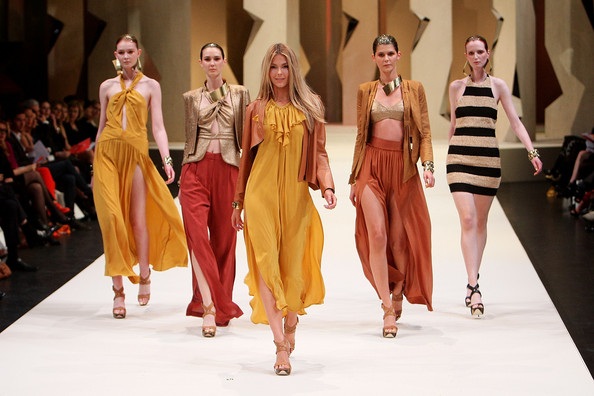 Cựu Hoa hậu Hoàn vũ rạng ngời trên sàn catwalk - 8