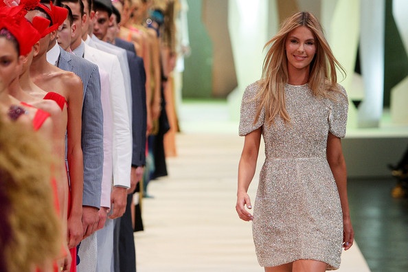 Cựu Hoa hậu Hoàn vũ rạng ngời trên sàn catwalk - 10